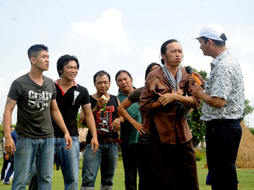 Hoài Linh bênh Lý Hùng, đánh nhau với giang hồ trên phim